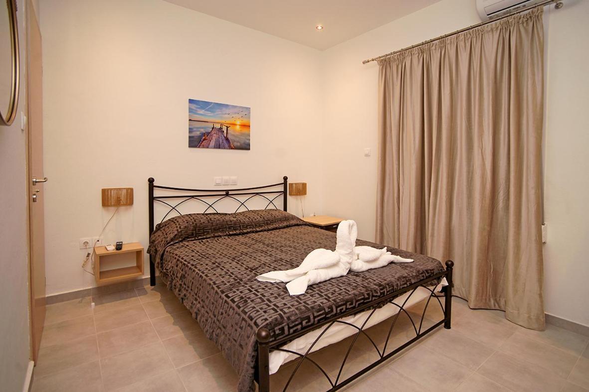 Karnagio Rooms Kyparissia Extérieur photo