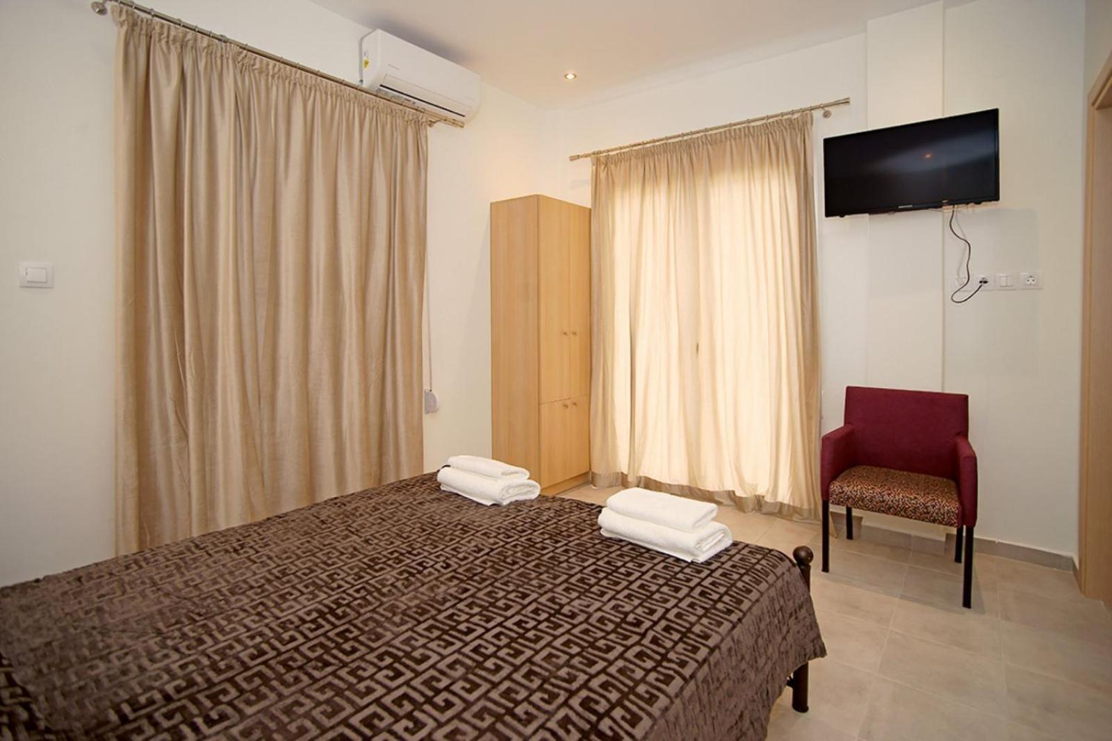 Karnagio Rooms Kyparissia Extérieur photo