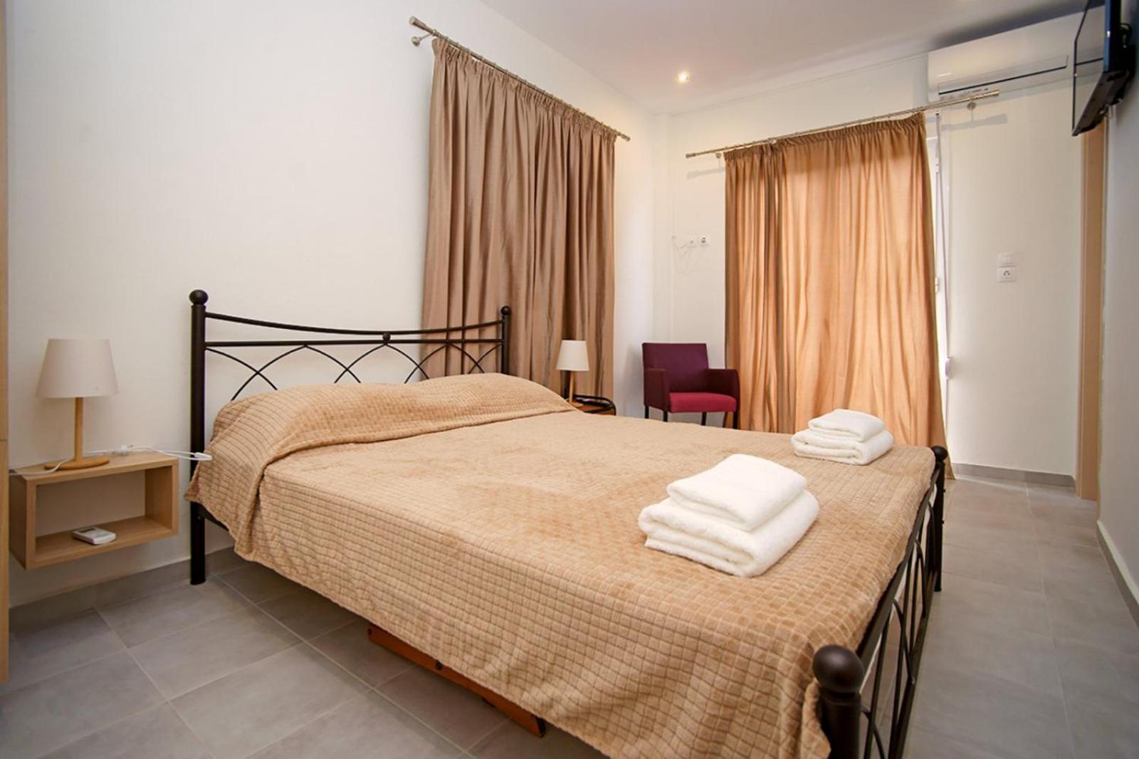 Karnagio Rooms Kyparissia Extérieur photo